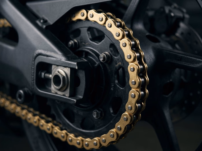 Goldfarbige Motorradkette