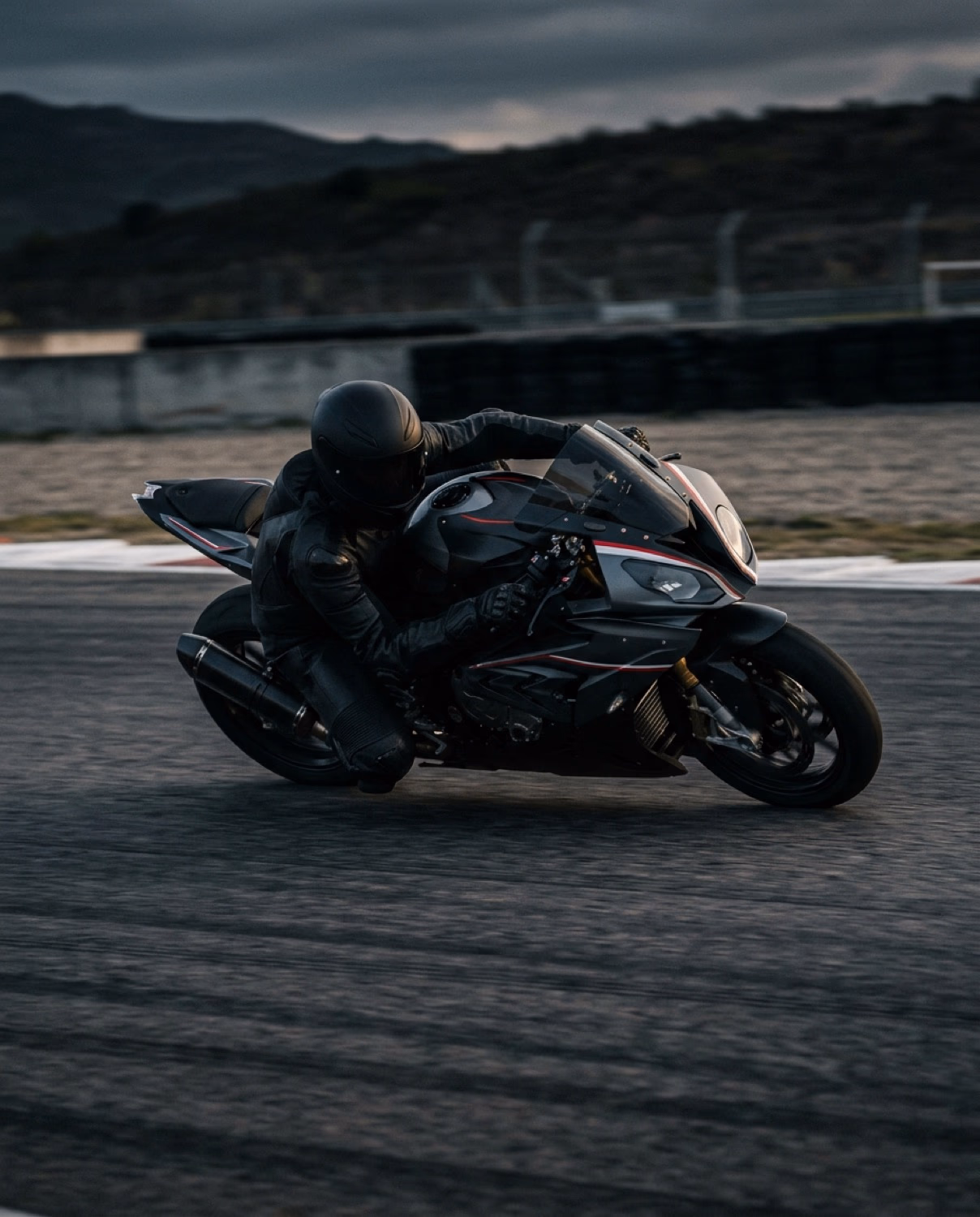 Superbike auf der Rennstrecke in Schräglage